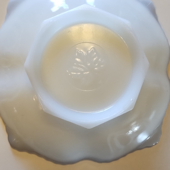 Anchor Hocking Grape Leaves Milk Glass Low Pedestel Bowl & Gold Trim - Picture 3 of 8